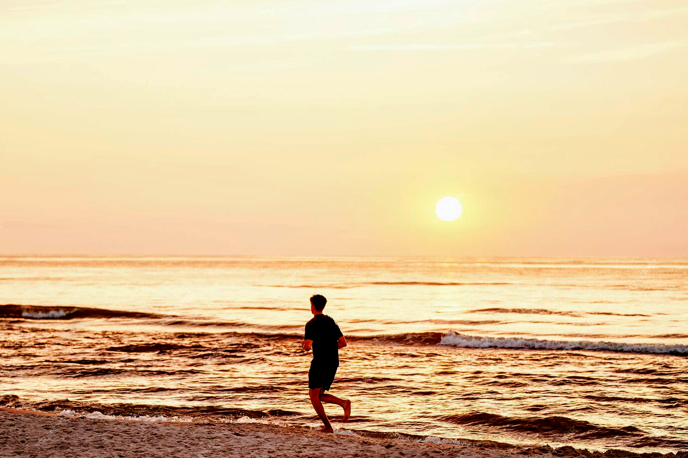 4 benefits of walking on the beach sand _1