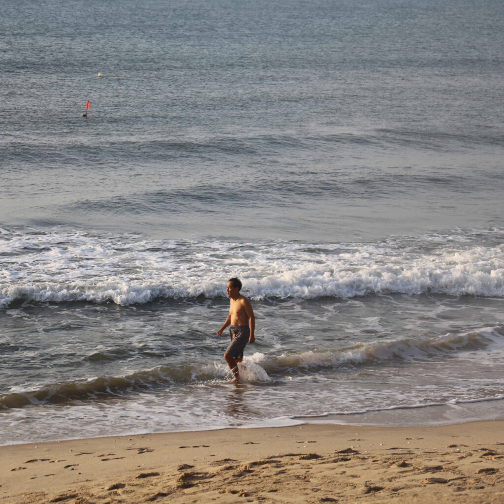 4 benefits of walking on the beach sand _1