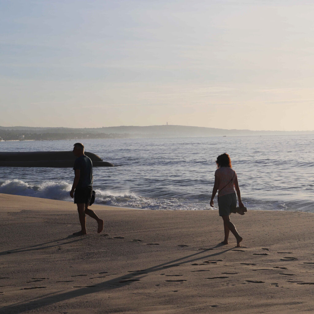 4 benefits of walking on the beach sand _1